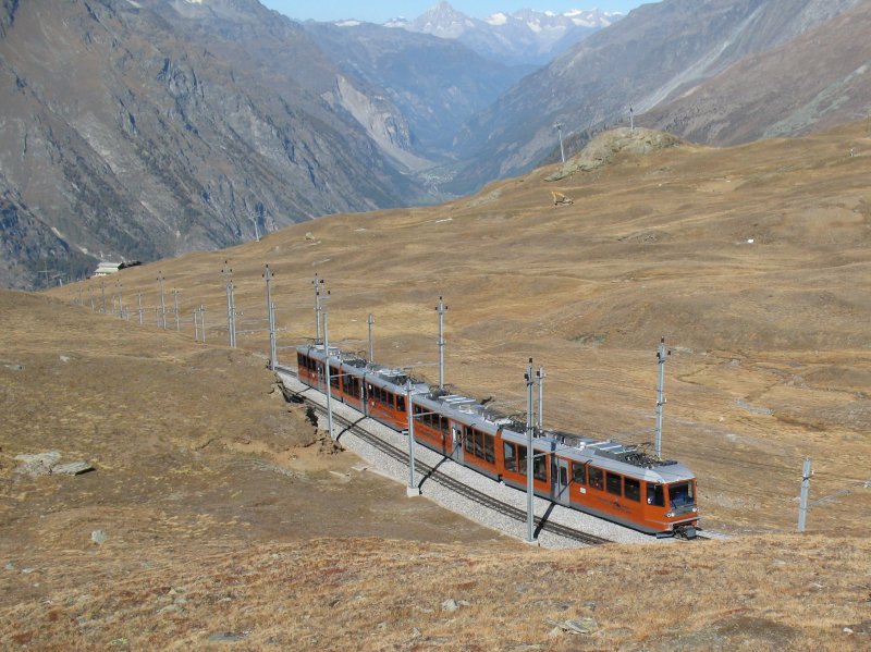 Beim durchsehen meiner Landschaftsbilder zufllig entdeckt:
Gornergratbahn-Triebwagenzug kurz vor der Ankunft auf der Endstation Gornergrat(3089 m..M.).
(11.10.2007)