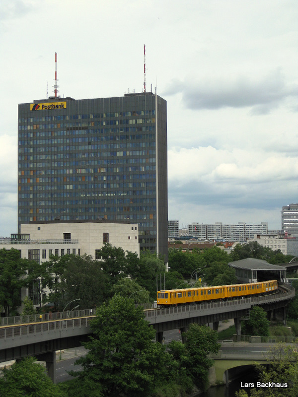 Beim durchstbern meiner Klassenfahrtfotos fand ich dieses Bild der Berliner U-Bahn. Hier ist ein Zug der U 1 bei der Ausfahrt aus der U-Bahnstation Mchernbrcke Richtung Uhlandstrae zu sehen. Links der Postbanktower. Aufgenommen am 16.06.09 von der Aussichtsplattform des Verkehrsmuseums.
