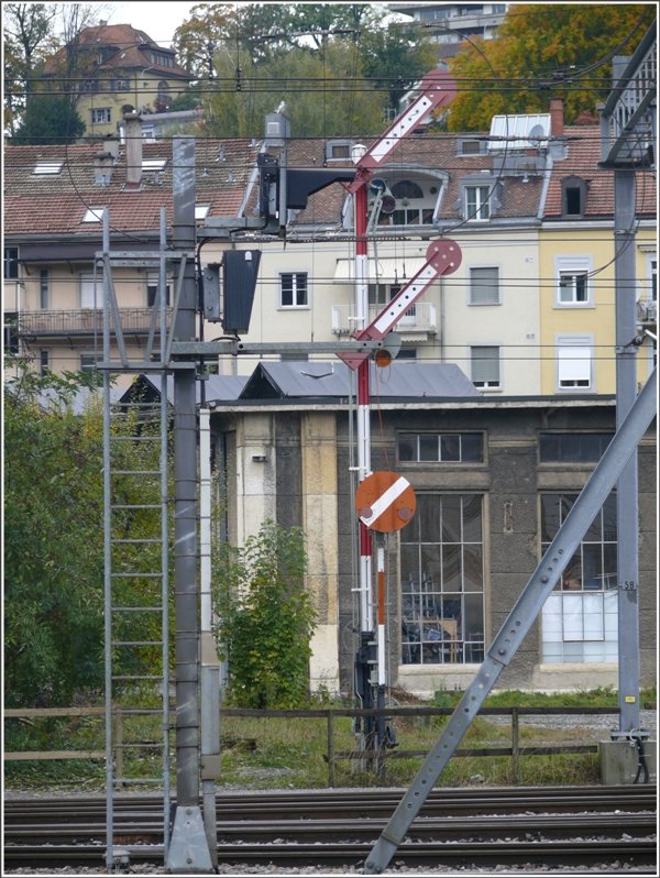 Beim ehemaligen Depot mit Rundschuppen in St.Gallen (dient heute Theaterzwecken) begegnen sich alte und neue Signaltechnik. (04.10.2008)