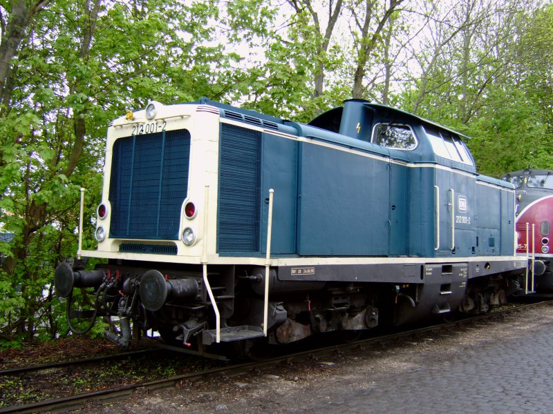Beim Eisenbahnfest in Korbach 2006 stand Br 212 001-2 im Bahnhof Korbach mit einigen Schwestern auf einem Abstellgleis.