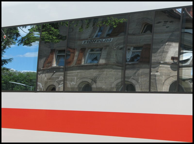 Beim Halt des frisch getauften ICE´s  Aalen  (403 509/403 009) im Bahnhof Goldh�fe, spiegelte sich das Bahnhofsgeb�ude in den Scheiben des Zuges. Aufgenommen am 21.06.2008. 
