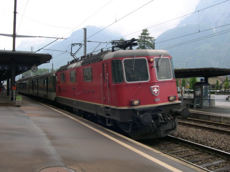 Beim Halt in Flelen am Urner See, ein Teil des Vierwaldsttter See´s, wurde am 01.05.2007 Re 4/4 11220 mit IR 2182 Locarno-Basel erwischt.