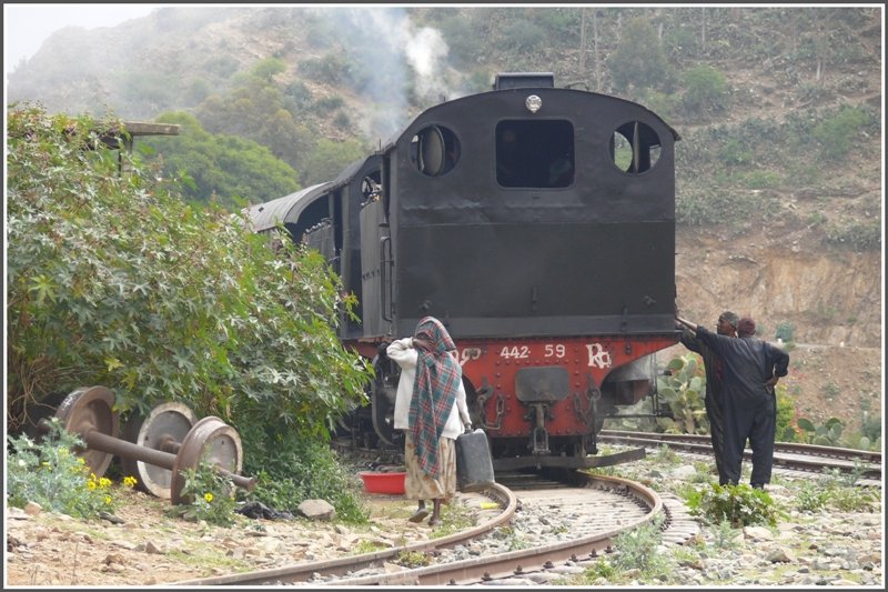 Beim Halt in Shegerini gibts fr die Anwohnerinnen Gelegenheit heisses Wasser von den Loks abzuzapfen. (01.11.2008)