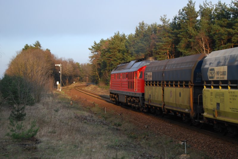 Beim letzten Tageslicht faehrt 232635 am 26. Maerz bei Uhyst in Richnung Horka und Poland.