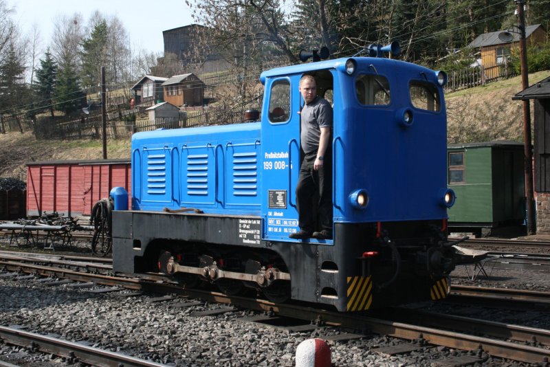 Beim Osterdampf 09 war auch Dieselkraft gefragt.199 008 beim rangieren in J�hstadt.