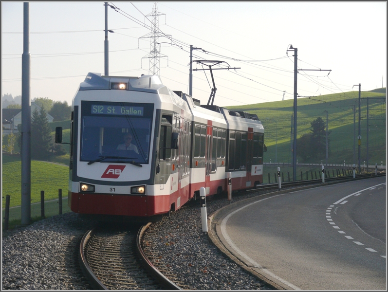 Beim Restaurant Kurzeck unterhalb der Haltestelle Schwarzer Bren durchfhrt der Be 4/8 31 die langgezogene Kurve. (30.09.2009)