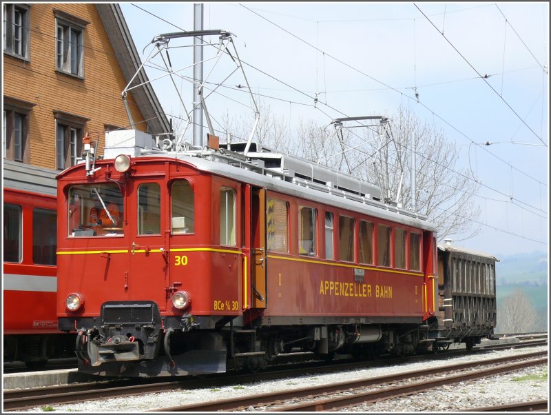 Beim Richtungswechsel geschiehts, dass pltzlich beide Pantografen an der Fahrleitung liegen. BCe 4/4 30 der AB in Wasserauen. (17.04.2008)