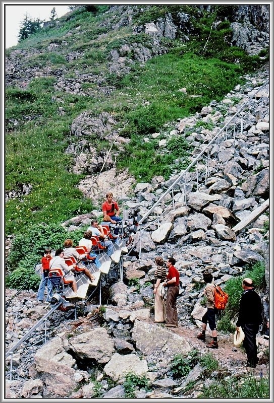 Beim Stausee Lac d`Emosson im Wallis fhrte die letzte Etappe mit Hilfe dieses  Rebentffs  hzur Staumauer hinauf. hnliche Konstruktionen werden in den steilen Rebbergen zum Transport der Trauben verwendet. (Archiv 08/77)