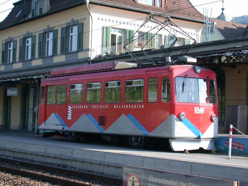 Beim Umbau der SBB Gleisanlagen vor etlichen Jahren wurde die RhW um wenige Meter auf dem Bahnsteig zwischen Bahnhofsgebude und dem Gleis 1 der SBB verlngert. Eigens fr den bequemen Einstieg der Kurgste wurde auf dem Bahnsteig ein zweiter erstellt versehen mit Rampe und Treppe. Rheineck (20.05.2004)