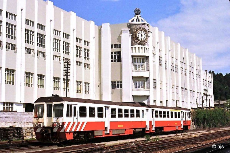 Beim Verlassen des Bahnhofs von Famalio fhrt Triebzug 9609 an einem imposanten Fabrikgebude vorbei (15. Mai 1988).