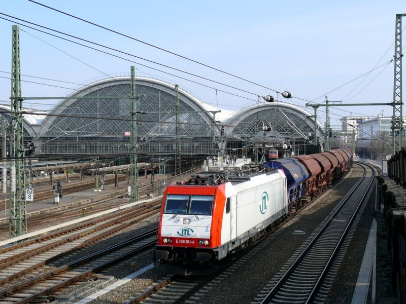 Beim Warten am 21.03.2009 in Dresden Hbf auf die avisierten Stars zum Dampflokfest sorgte ITL E 186 181 mit einem Getreidezug aus Tschechien fr etwas Abwechslung.