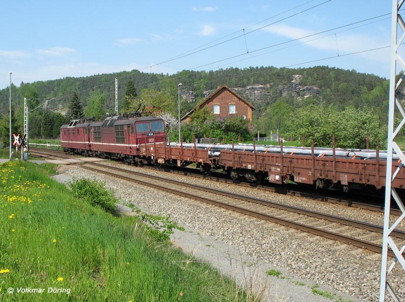 Beim Warten am Bahnbergang zwischen Rathen und Knigstein (Schsische Schweiz) kommt zufllig eine Doppeltraktion Baureihe 180 - seitenvertauscht! - vor einem Gterzug aus Tschechien - 9.5.2006
