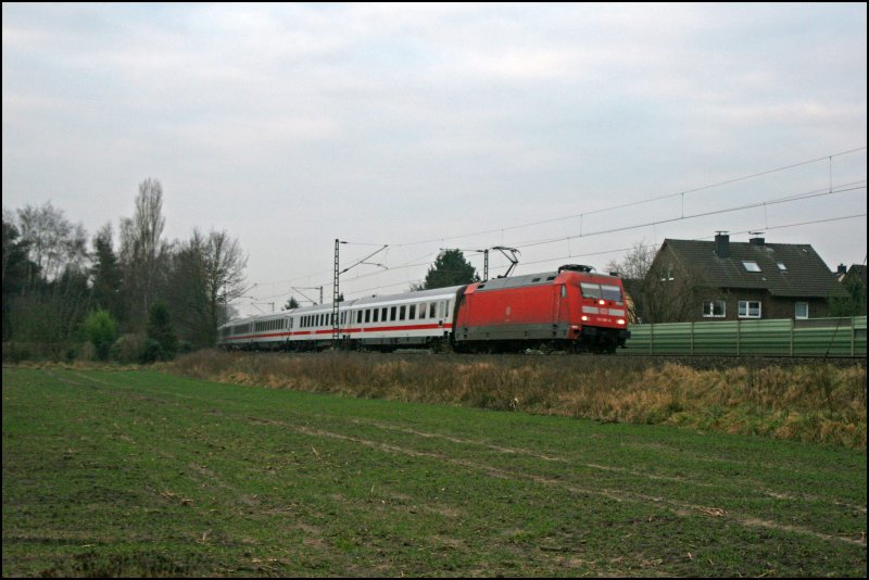Beim Warten auf die 042 360 bei ca. 2 Grad kommt die 101 081 mit dem IC 2333 von K�ln nach Norddeich Mole bei Haltern am See vorbei. (15.12.07) 