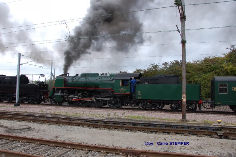 Beim Warten auf freie Fahrt war die M�glichkeit gegeben eine Seitenansicht von Lok 29013 ohne Besucher zu bekommen. Daf�r st�rt aber ein Oberleitungsmast, wovon es in Luxemburg jede Menge gibt. 04.10.2009