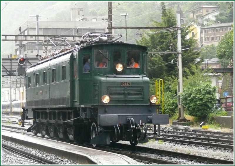 Beim Warten auf den modernen, aber wieder mal verspteten CIS wurde uns in Bellinzona altbewhrte Technik in Form der Ae 4/7 10997 vorgefhrt. (06.06.2009)
