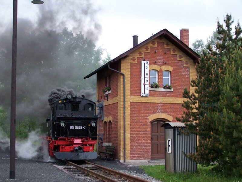 Beim Wasserfassen in Steinbach machte 99 1568-7 mchtig Dampf, 03.Juni 2006.