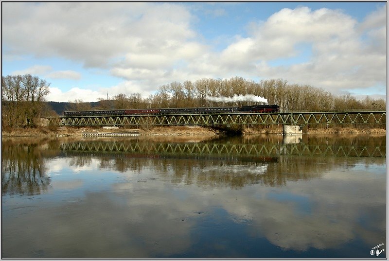 Beim Winterdampf im Hausruck fhrt die Dampflok 01.533 der GEG mit SDZ 16188 von Simbach nach Attnang-Puchheim.Hier berfhrt der Zug gerade die Grenzbrcke zwischen Simbach und Braunau.
28.2.2009