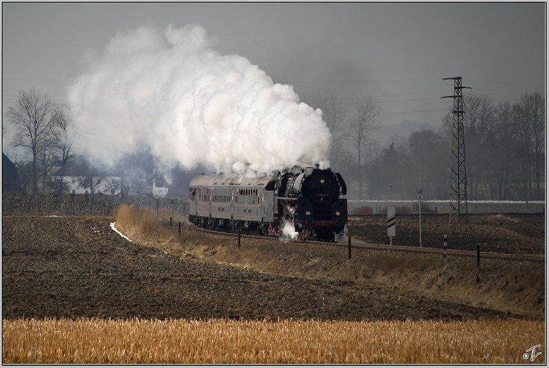 Beim Winterdampf im Hausruck fhrt die Dampflok 01.533 der GEG mit SDZ 16188 von Simbach nach Attnang-Puchheim. 
Ried im Innkreis 28.2.2009