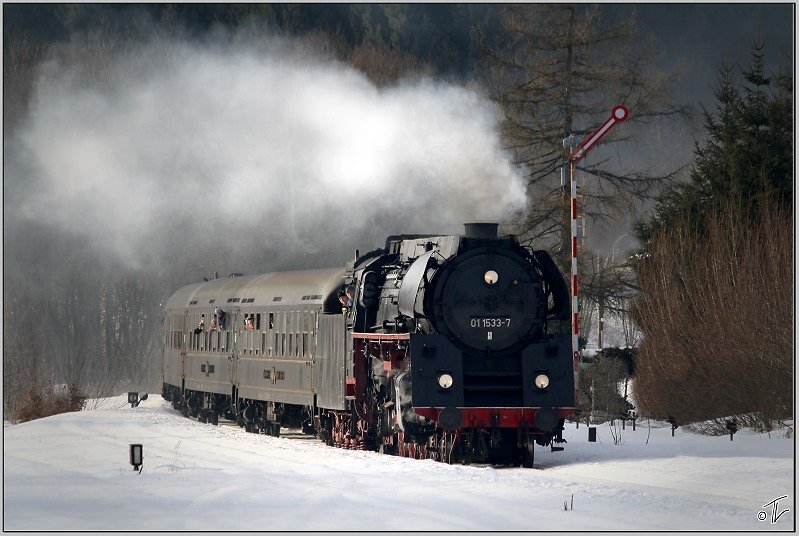 Beim Winterdampf im Hausruck fhrt die Dampflok 01.533 der GEG mit SDZ 16188 von Simbach nach Attnang-Puchheim. 
Holzleithen 28.2.2009