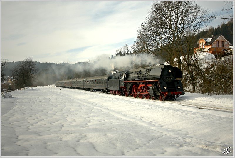 Beim Winterdampf im Hausruck fhrt die Dampflok 01.533 der GEG mit SDZ 16188 von Simbach nach Attnang-Puchheim. 
Holzleithen 28.2.2009