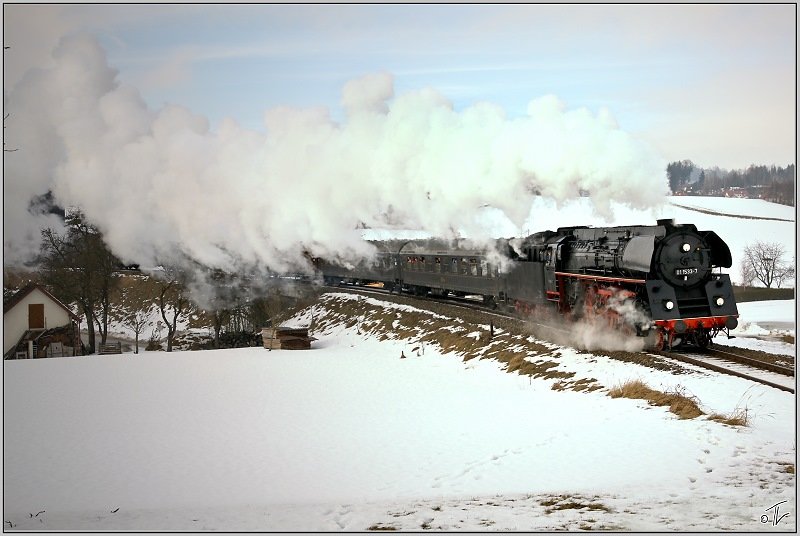 Beim Winterdampf im Hausruck fhrt die Dampflok 01.533 der GEG mit SDZ 16188 von Simbach nach Attnang-Puchheim. 
Ottnang-Wolfsegg 28.2.2009