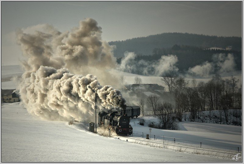 Beim Winterdampf im Hausruck fahren die beiden GEG Dampfloks 657.2770 & 638.1301 mit SDZ R16186 von Simbach nach Attnang-Puchheim. 
Eberschwang 28.2.2009