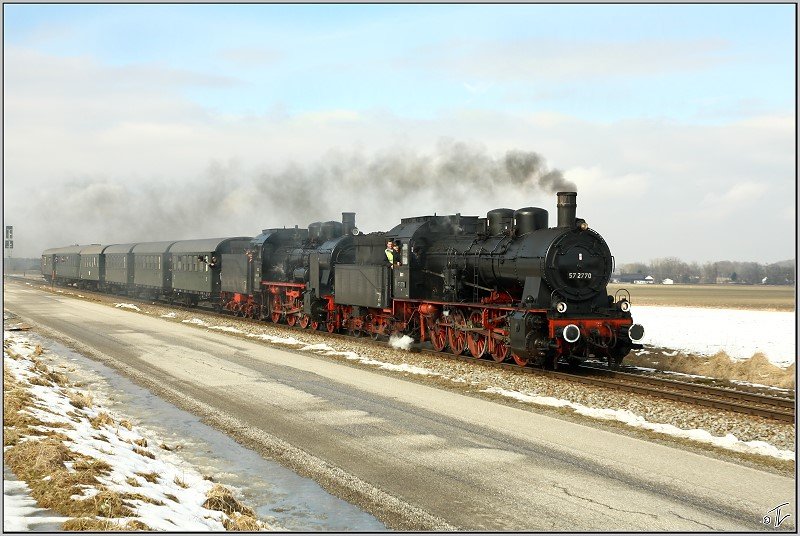Beim Winterdampf im Hausruck fahren die beiden GEG Dampfloks 657.2770 & 638.1301 mit SDZ R16186 von Simbach nach Attnang-Puchheim.
Gurten 28.02.2009