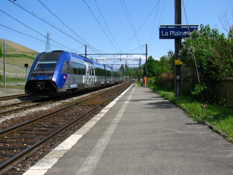 Beinahe stndlich verbinden die Franzsischen TER Triebzge Genve mit verschiedenen Stdten in Frankreich. Hier durchfhrt der Dieseltriebzug 72690 gerade die erste beziehungsweise letzte Station auf schweizer Gebiet, La Plaine. 1. Mai 2009