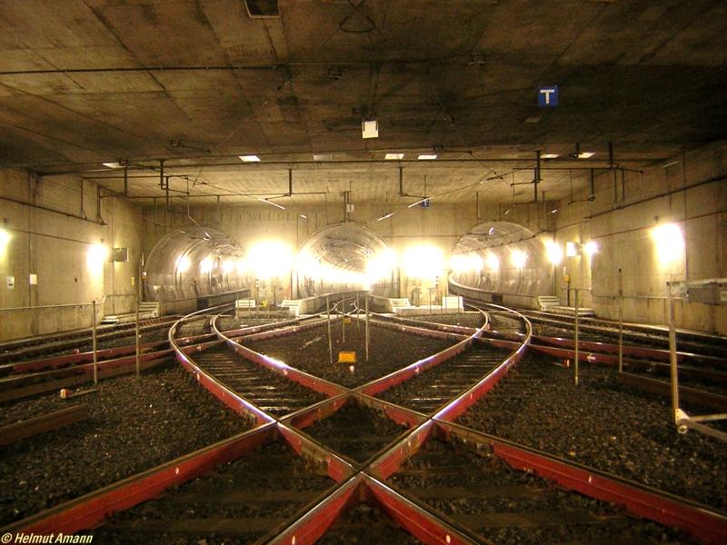 Beinahe einer unterirdischen Kathedrale gleich (wenn mensch sich die Gleise wegdenkt) wirkt die Wendeanlage am Sdbahnhof, wo die Linien U1 - U3 Endstation haben. Das war der Endpunkt des Tunnelspaziergangs am 12.03.2006, bis zur Abfahrtszeit des ersten fahrplanmigen U-Bahn-Zuges muten wir den Tunnelbereich verlassen.