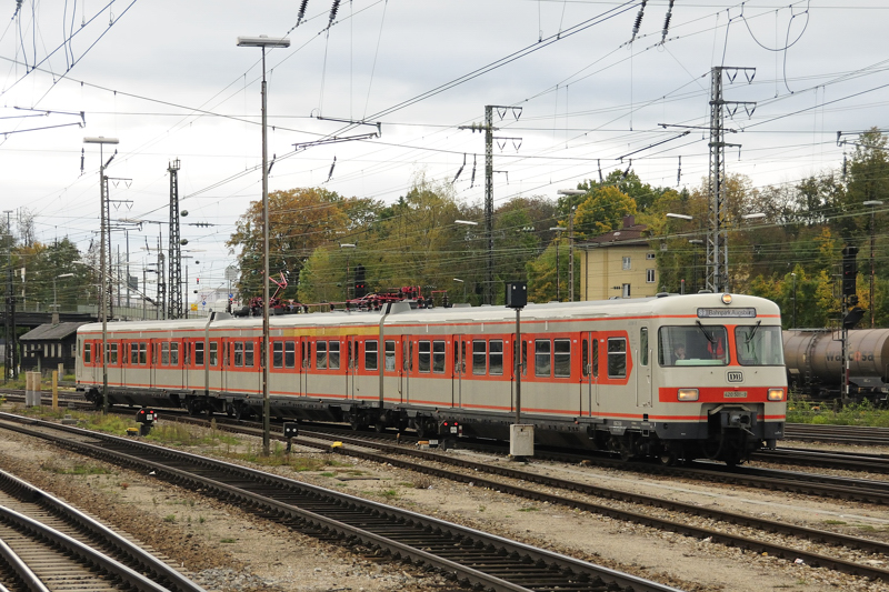 Beinahe w�re es schiefgegangen: 420 001, gerade aus M�nchen zum Bahnparkfest kommend, drosselte mehr als merklich sein Tempo, um nicht die Ausfahrt von 41 018 plus Sonderzug den vielen anwesenden Fotografen  zuzufahren . Ein feiner Zug... . PS: Man beachte den Richtungsanzeiger! (In der Zwischenzeit waren auch Dennis Kraus und Julian Hoffrichter dazugestossen. Augsburg Hbf, 25.10.2009)