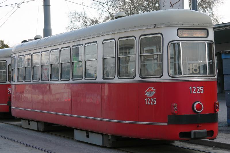 Beiwagen 1225 der Linie 18 vor dem Wiener S�dbahnhof. (9.2.2006)