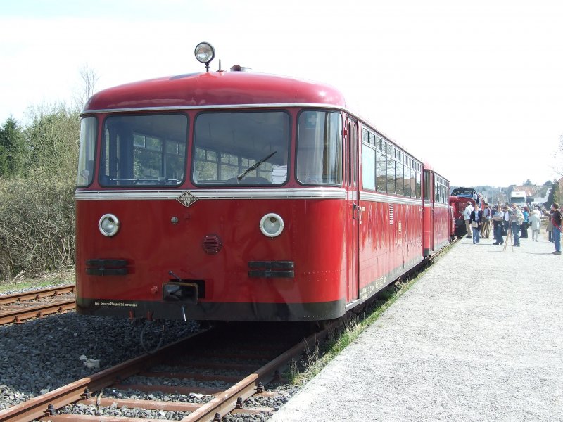 Beiwagen 775-256 und VT 995-295 (hinten dran) beim Bahnhofsfest in Ulmen, da hier die Wiedererffnung der Eifelquerbahn statt fand.
Ulmen, der 26.4.08
