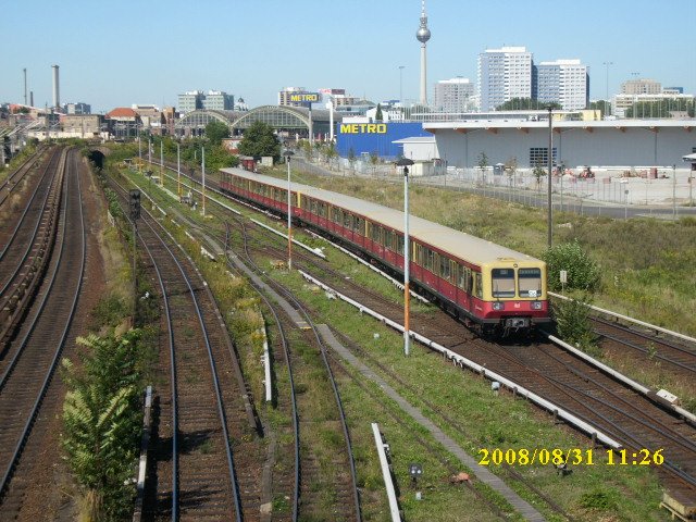 Bekannter Fotopunkt in Berlin ist die Brcke am S-Bahnhof Warschauer Strae.Auch ich nutzte die Gelegenheit am 31.08.2008 fr ein paar Bilder.Hier fhrt ein S-Bahnzug der Baureihe 485 Richtung Berlin Ostbf.