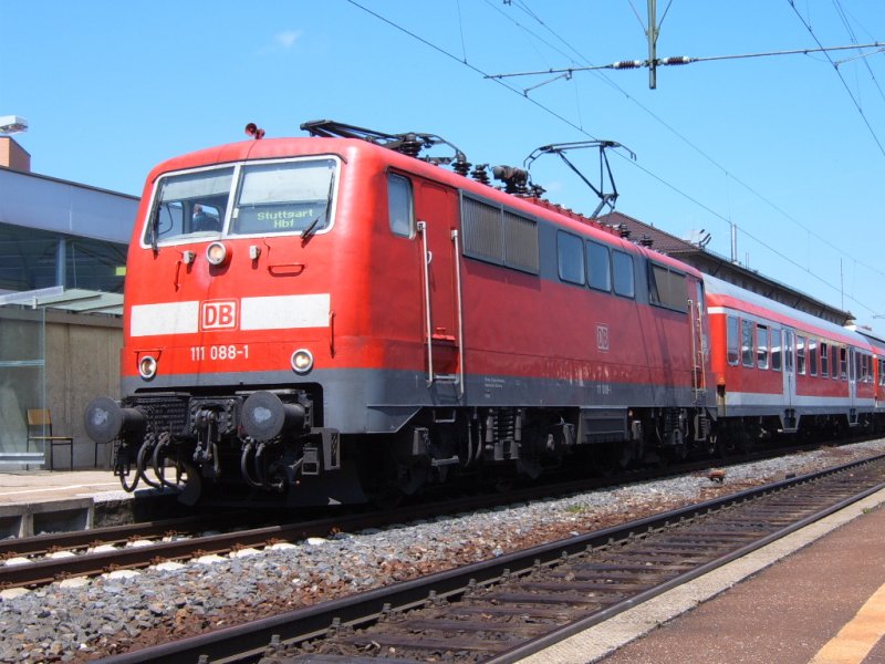 Bekommt man nicht oft zu sehen: BR 111 088-1 im Aalener Bahnhof. Hier hngt sie am Umleiterzug (von der Murrbahn) vor der RegionalExpress nach Stuttgart HBF. Aalen, 19.05.07.