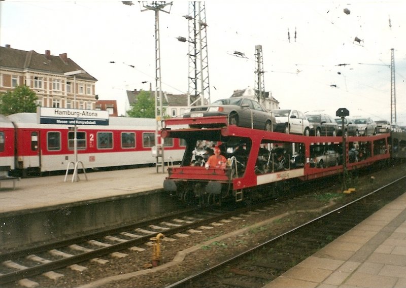 Beladene Autotransportwagen werden an einem Augusttag 2000 in Hamburg Altona zur Entladung an den Bahnsteig geschoben.
