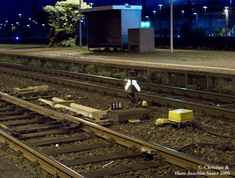 Beleuchtete Weichensignale sieht man heute nur noch sehr selten.
Hier eine besondere Form des Weichensignals an der Weiche 116 in Schwerte.  09/2006
