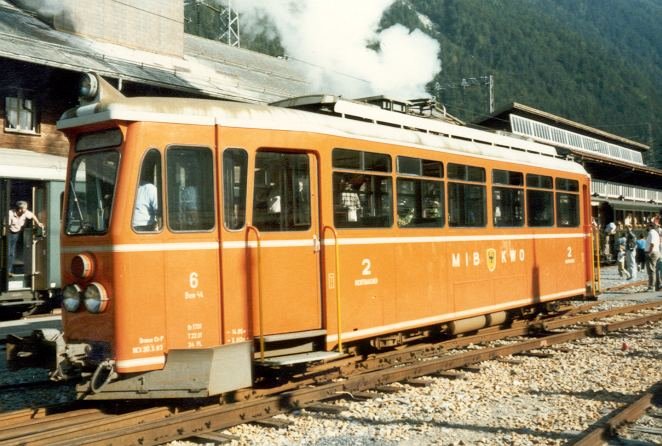Bem 4/4 6 der MIB = Meiringen Innerkichen Bahn ( ex OEG Triebwagen )im Bahnhof von Innerkirchen im Oktober 1985