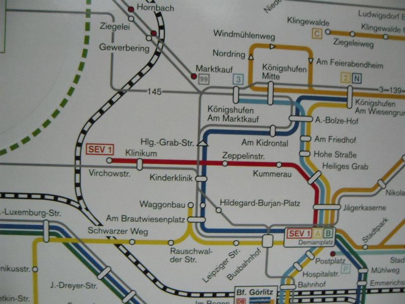 Bemerkenswert in Grlitz ist, dass es auf dem Haltestellenplan im Bus immer noch ein SEV 1 (rot) von Virchowstr. zum Demianiplatz eingetragen ist. Die Straenbahn und den SEV gibt es aber seit 3 Jahren nicht mehr!!!
Grlitz 01.01.2009