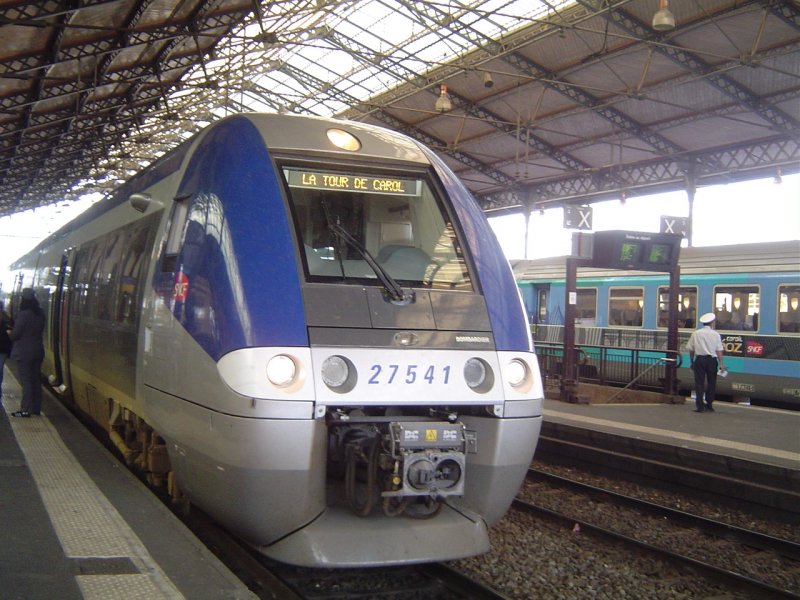 Bereit fr die Abfahrt am 30.8.2007 um 18.53 im Bahnhof Toulouse-Matabiau der Z 27541/42 als Regionalzug ter 71481 nach Latour-de-Carol.
