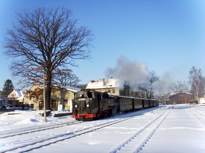 Bereit fr die Rckfahrt, stehen Lok und Zug im Bahnhof der Heinrich-Zille Stadt Radeburg. 10.01.2009