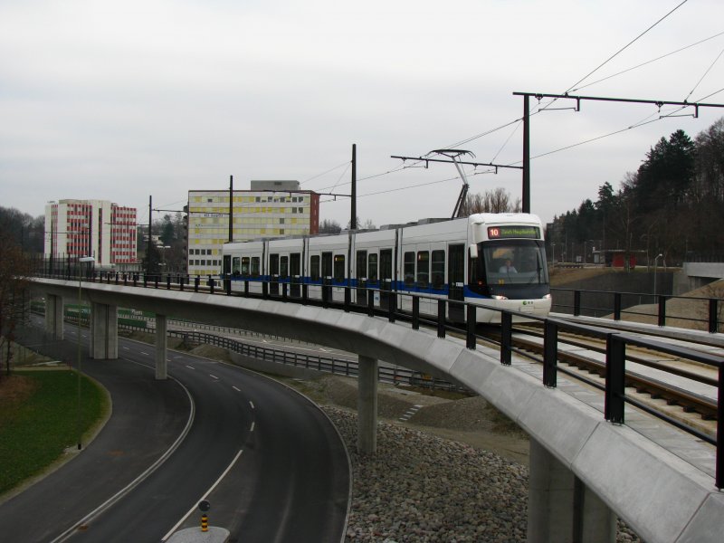 Bereits im Corporate-Design der VBG ist der Be 5/6 3063 unterwegs. Aber das Design tuscht. Diese Trams gehren wie die klassischen blauen der VBZ und sie werden auch vom VBZ-Fahrern gefhrt. An den Fahrzeugen merkt man das am Schriftzug -betrieben durch VBZ-Zri Linie- der eher unscheinbar unter dem eigentlichen Glattalbahn Schrifzug angebracht ist. Vom Flughafen her fhrt dieser Triebwagen in wenigen Augenblicken in die Viadukthaltestelle Kloten Balsberg Bahnhof ein. 28.Dezember 2008