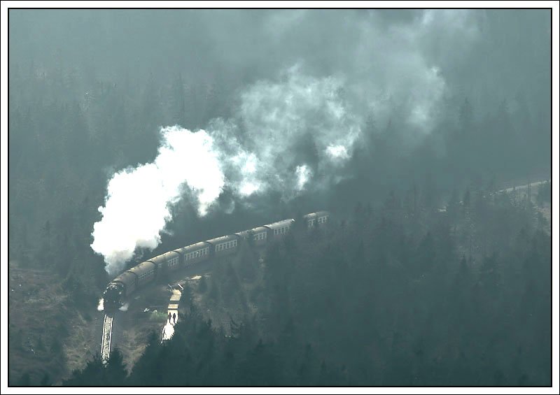 Bereits von der Ferne sichtbar, Zug 8937 von Wernigerode auf den Brocken am 10.10.2007. Die Aufnahme entstand  ca. 3 Gehminuten von der Endhaltestelle Brocken entfernt.