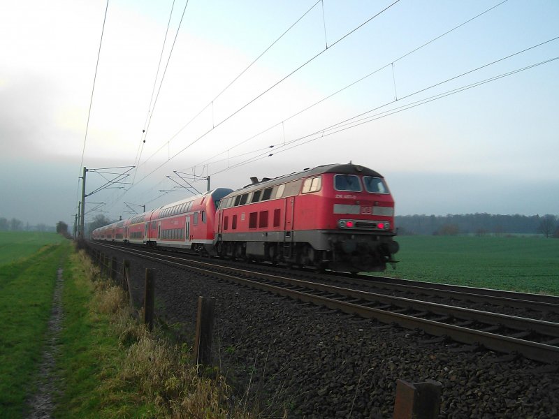 Bereits Geschichte! 218 407-5 schiebend am RE 21421 Lbeck Hbf - Hamburg Hbf kurz nach der Ausfahrt aus Reinfeld (Holst.) am 12.12.08.