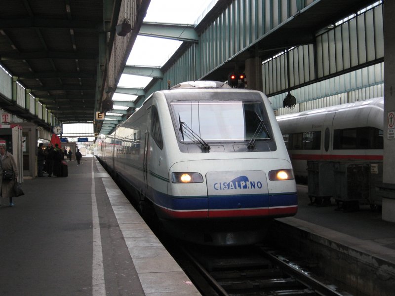 Bereits Geschichte. Der Cisalpino bei der Einfahrt in den Stuttgarter Hbf (oben). 