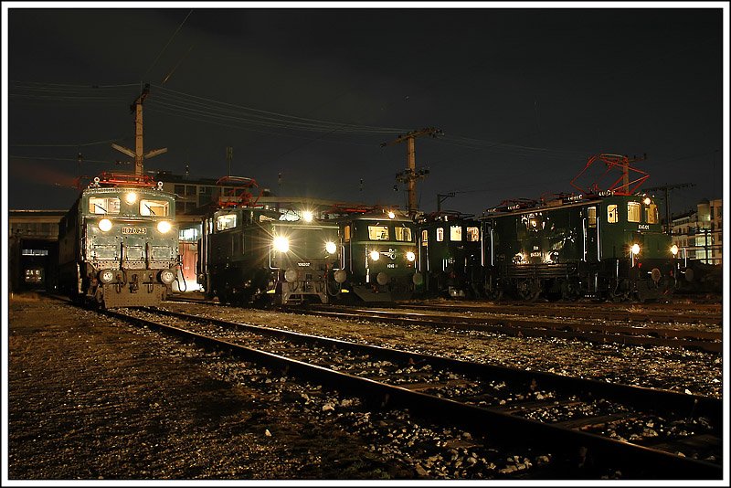 Bereits Geschichte - Wien Nord, wo ein Teil der historischen E-Loks der BB Nostalgie bis Mitte 2008 untergebracht waren. Ende Mrz wurden wieder einmal die Fahrzeuge bewegt. Dabei hatte ich die Gelegenheit 1670.25, 1062.07, 1010.10 sowie 1045.09 vor 1145.02 nebeneinander zu fotografieren. Die von mir mitgebrachten Halogenscheinwerfer entpuppten sich als wahrer Glcksgriff. Zwei Scheinwerfer mehr htten in diesem Fall allerdings nicht geschadet. In weiterer Zukunft wird dort, wo wir im Mrz 2008 fotografiert haben, die S-Bahn verkehren. Ein groes DANKESCHN von meiner Seite fr diese einmalige Fotogelegenheit.