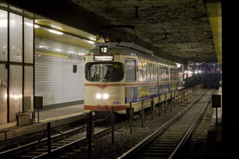 Bereits im halbuntergrund wurde die Haltestelle Hemshofstrae gebaut. Spter htte man den Tunnel einfach etwas weiter nach oben gehen lassen mssen, um die Haltestelle in den  Untergrund  zu versenken. 11.12.08