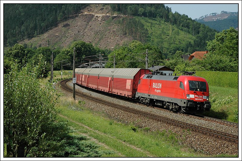 Bereits Stammgast in der Steiermark, die 182er der Railion, so wie hier am 26.6.2008 bei der Durchfahrt der Haltestelle Stbing mit einem Autoganzzug.