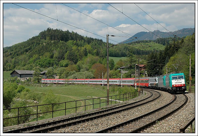 Bereits zum zweiten Mal befindet sich die BR 186 von Bombardier zur Zeit zwecks Messfahrten in sterreich. Am 26.4. (IC 690 und EC 113) und 27.4. 2007 (IC 534) wurde das Tandem  zwecks Strstrommessungen bei IC’s/EC’s vorgespannt.

186 126 + 186 127 als Vorspann am 27.4.2007 beim IC 534 „WIFI-Karriere-Express“ (Villach nach Wien) kurz vor der Durchfahrt in Gloggnitz.
