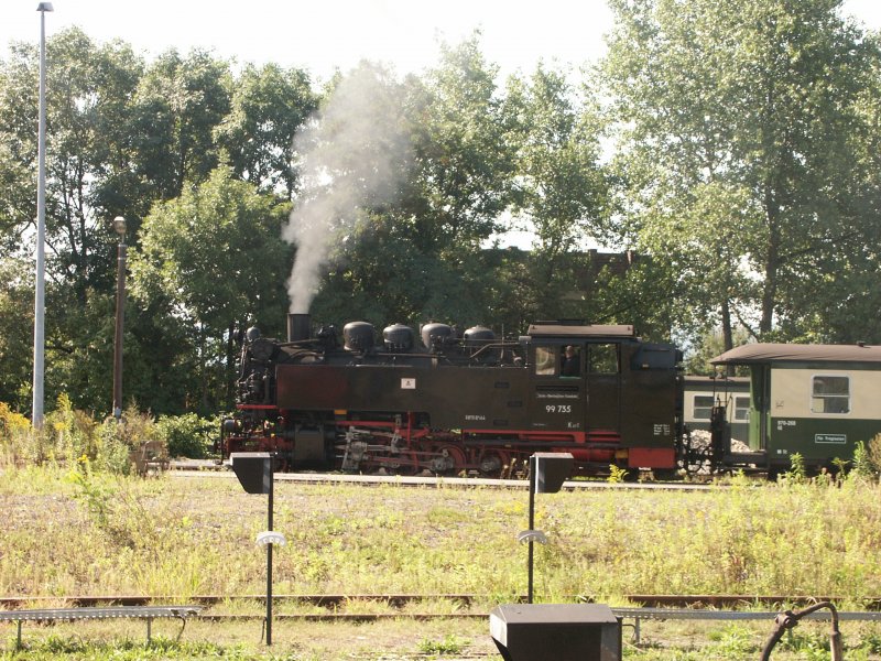 Bereitstellung der Schmalspurdampfzuges in Richtung Oybin, mit Zuglok 99 735. Zittau am 19.08.2007