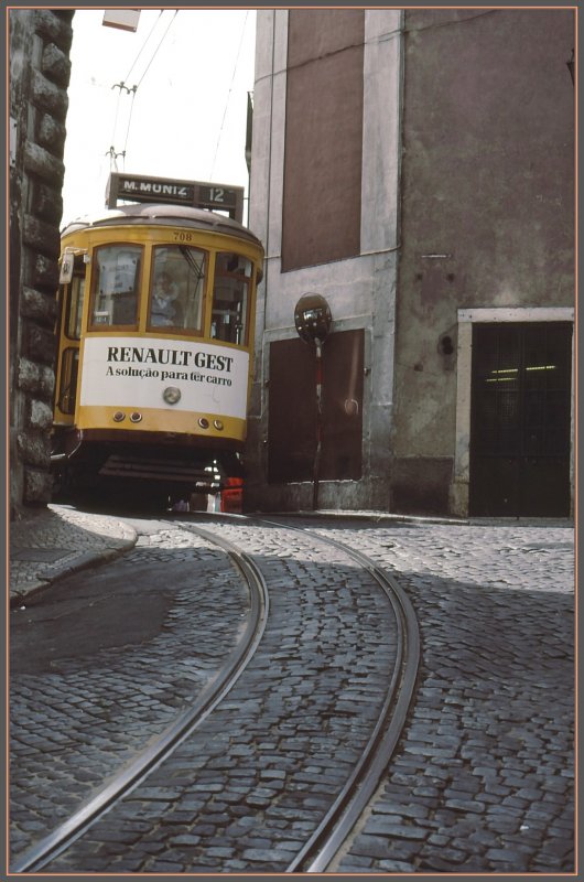 Berg- und Talfahrt durch die Huserschluchten der Alfama in Lissabon, fast wie im Europapark. (Archiv 06/92)